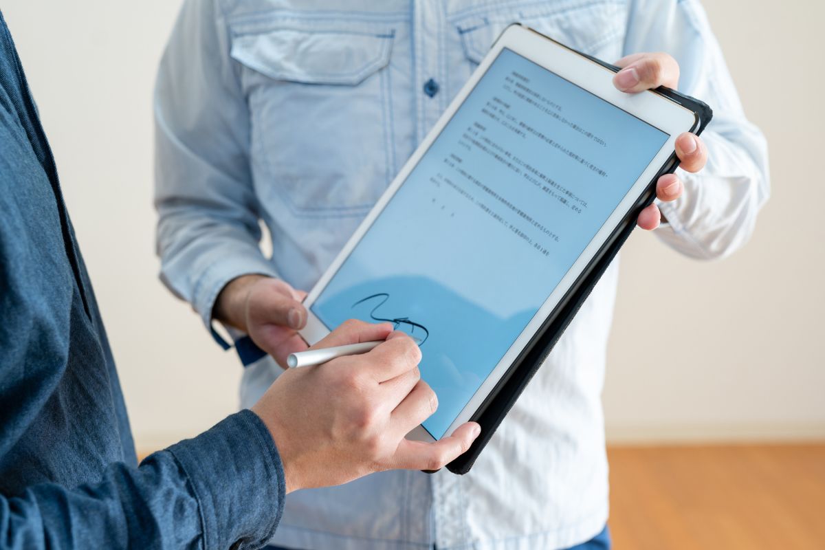 The man asks for help to create a digital signature for free.