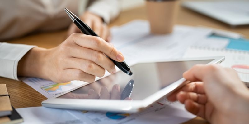 The businessman reads the online contact well before making an esignature.