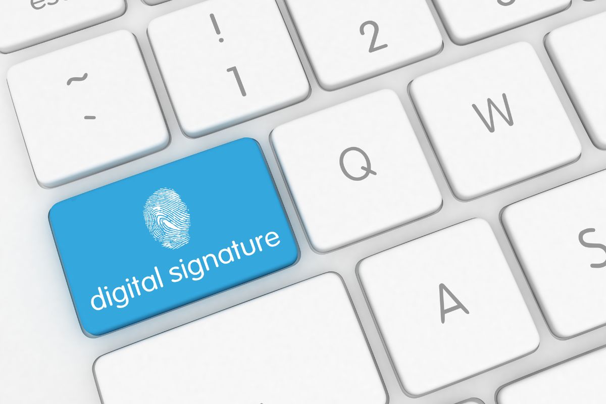 The keyboard shows a tab for digital signatures.