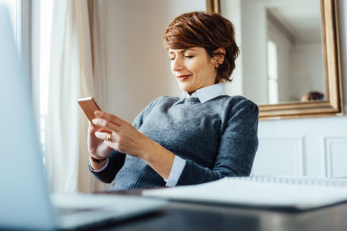 French woman signing documents online.