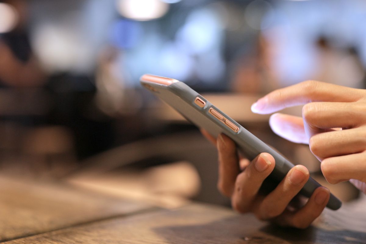 A woman using a mobile-friendly signing app for business.